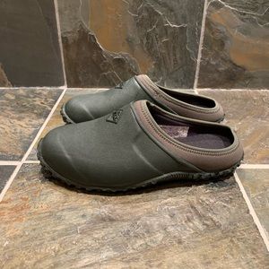 Muck slip on Muckster Low clogs. Size 9